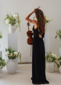 Extra service of a violin player for proposals by Somnis Proposals