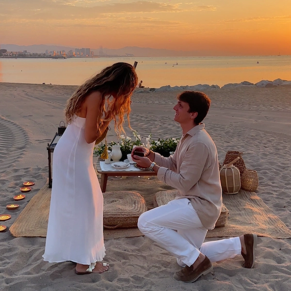 The man proposes in a romantic setup with somnis proposals