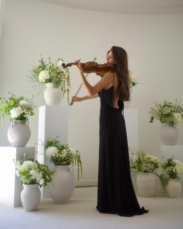 Extra service of a violin player for proposals by Somnis Proposals