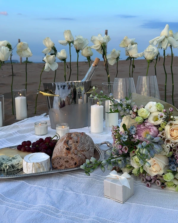 A seaside setup as a proposal service by Somnis Proposals