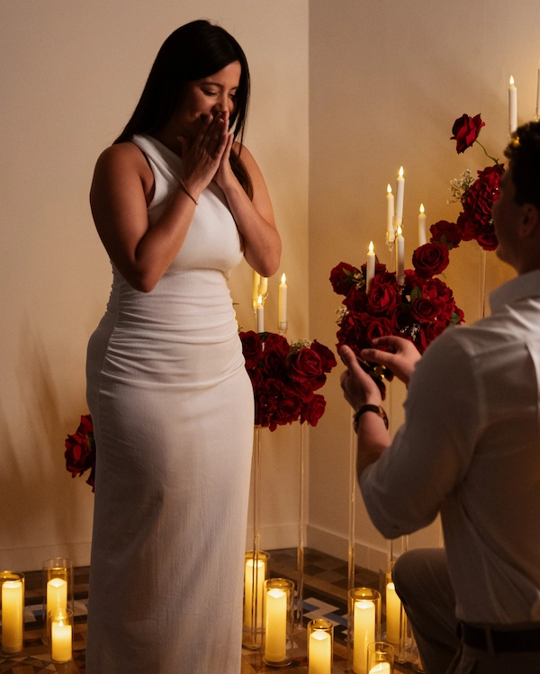 The man proposes in a romantic setup with somnis proposals
